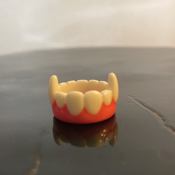 Vampire teeth ring size 6 - Picture 3 of 3